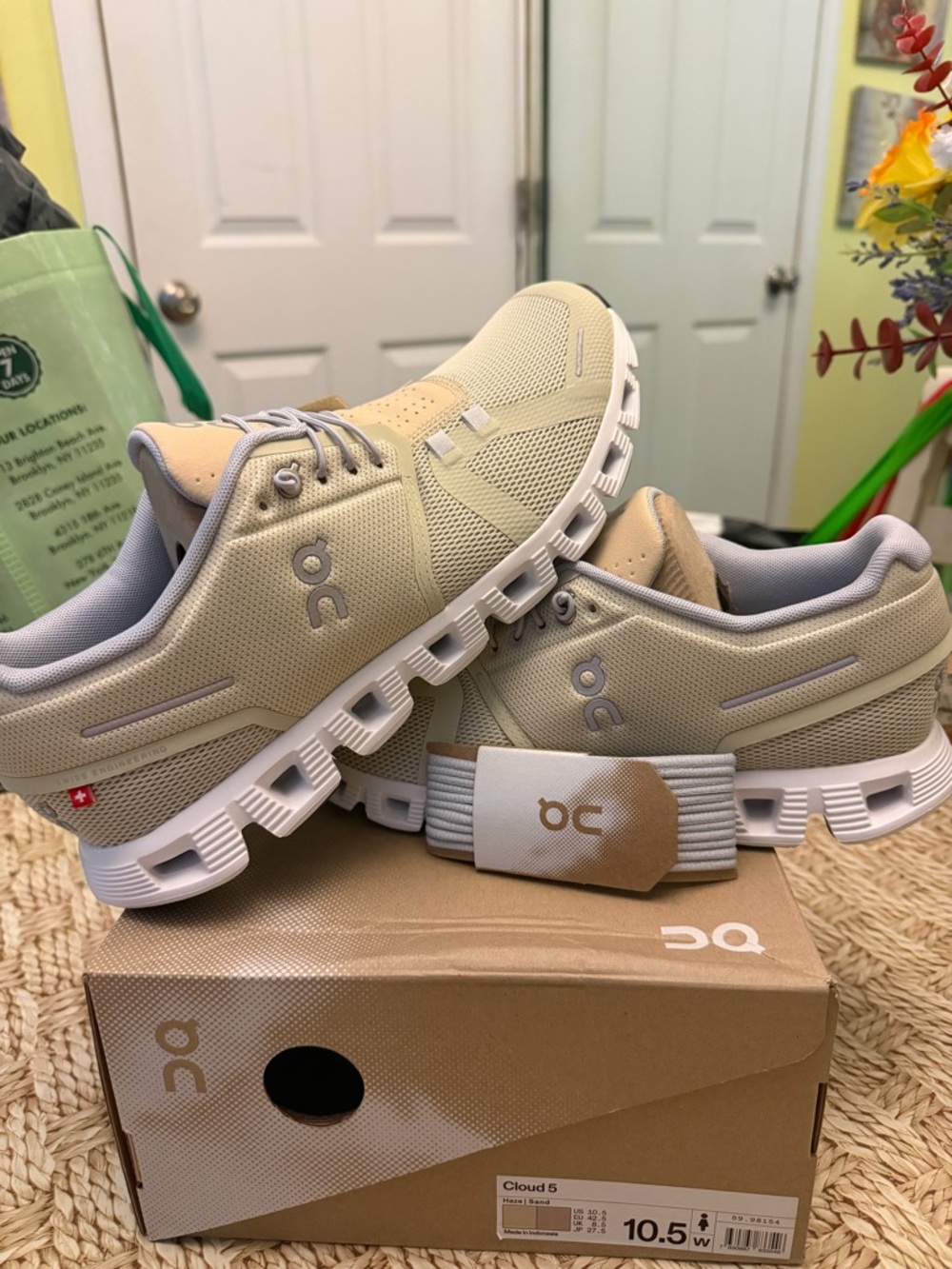 On Cloud 5 Sneakers sz 10.5 w / 9m new in box !!!